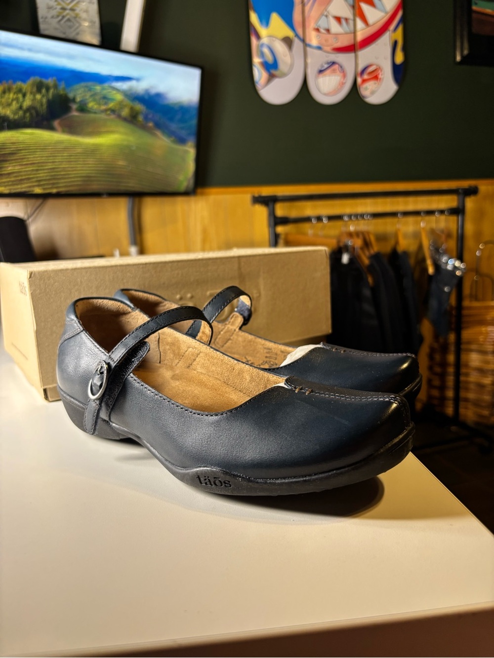 Taos Women's Ta Dah leather Mary Jane shoes in navy size 8